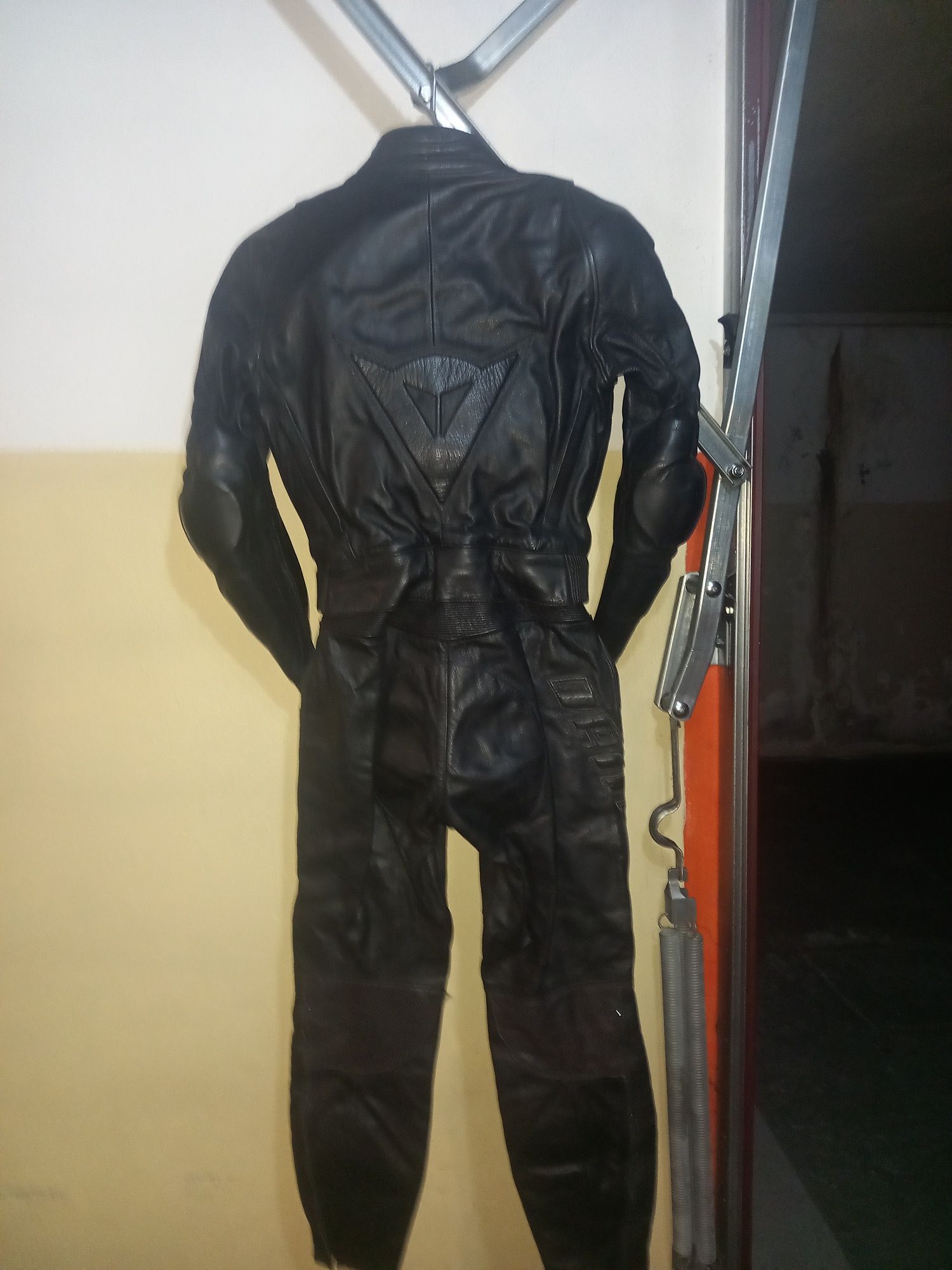 Fatos de couro Dainese