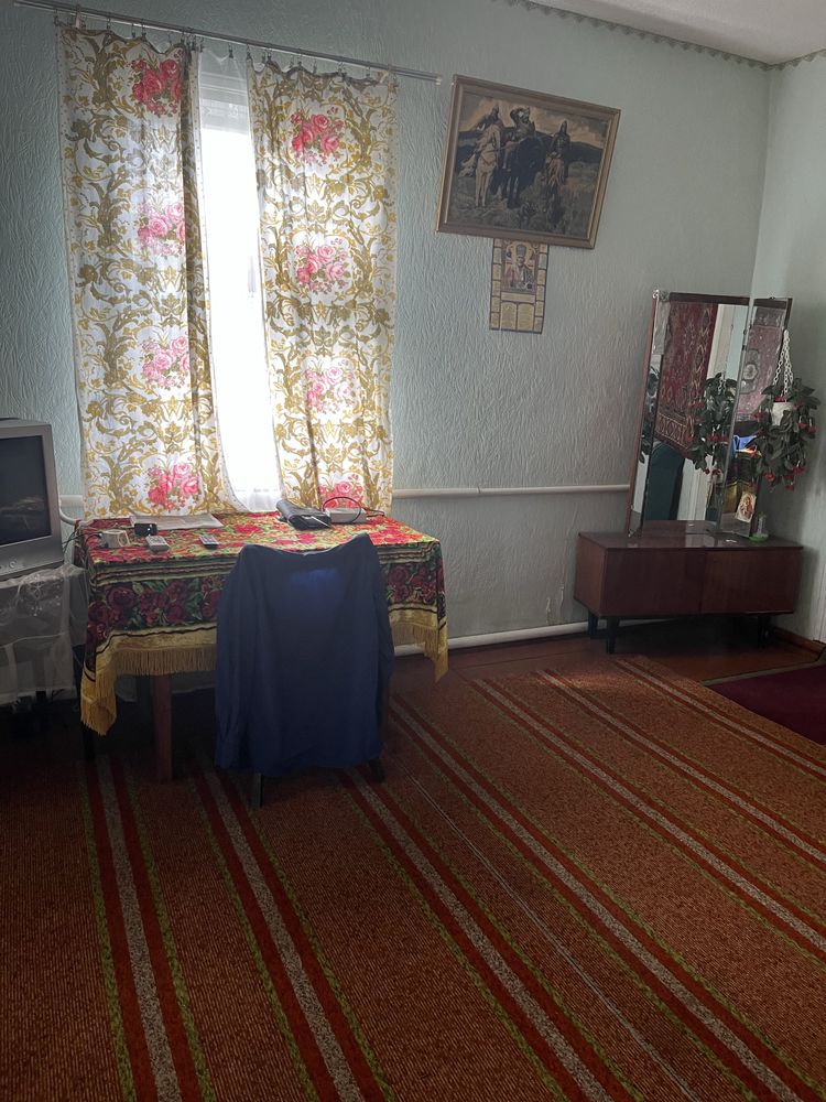 Продам 2/3 будинку в селі Ревне