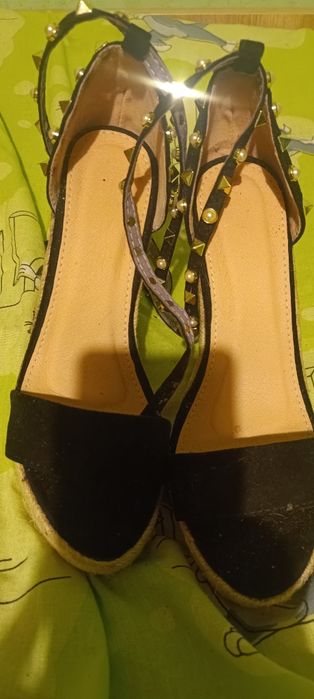 Sandały na koturnie