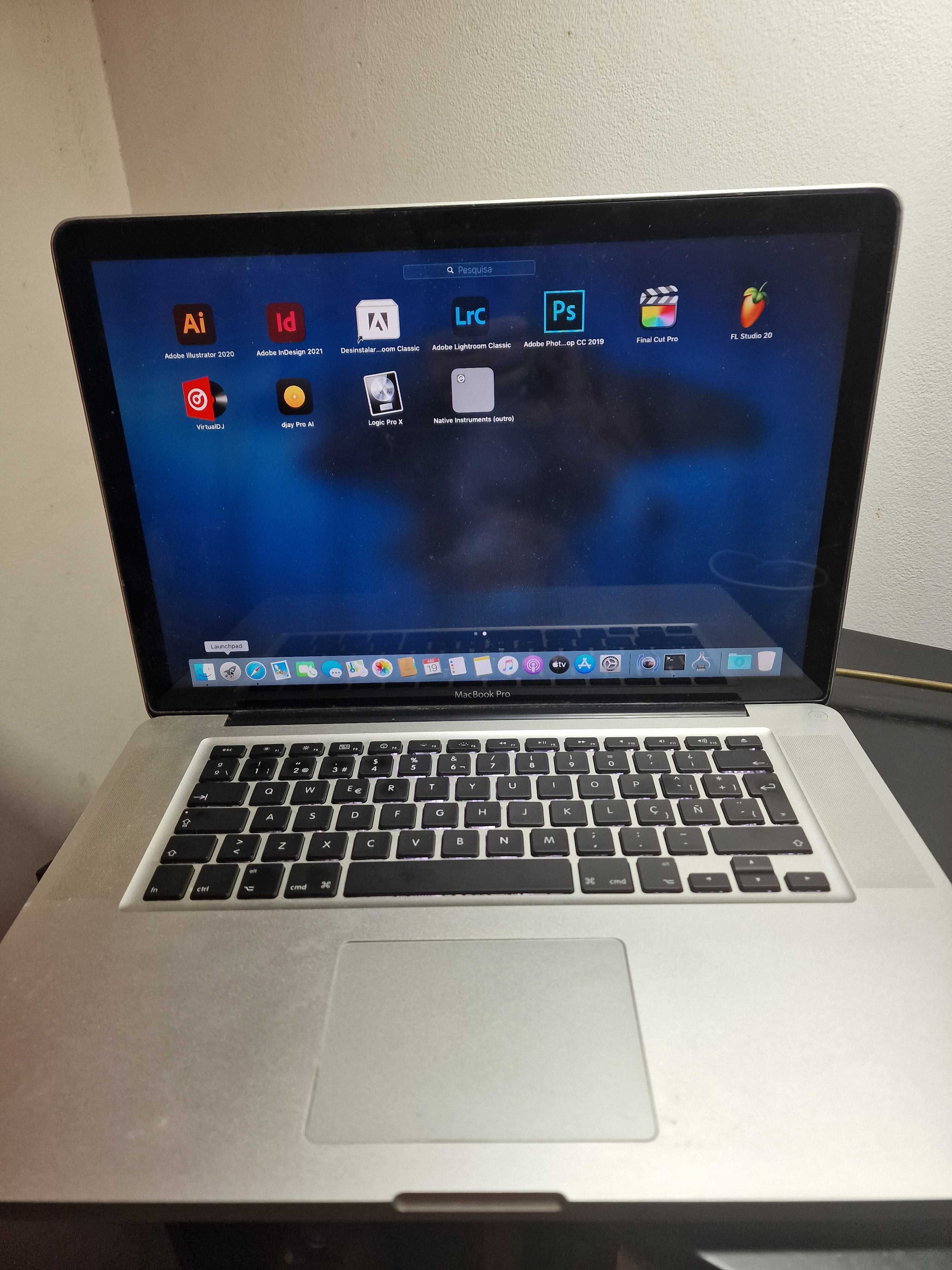 MacBook Pro 15 polegadas com vários programas
