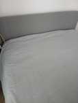 Cama de casal cinzenta clara