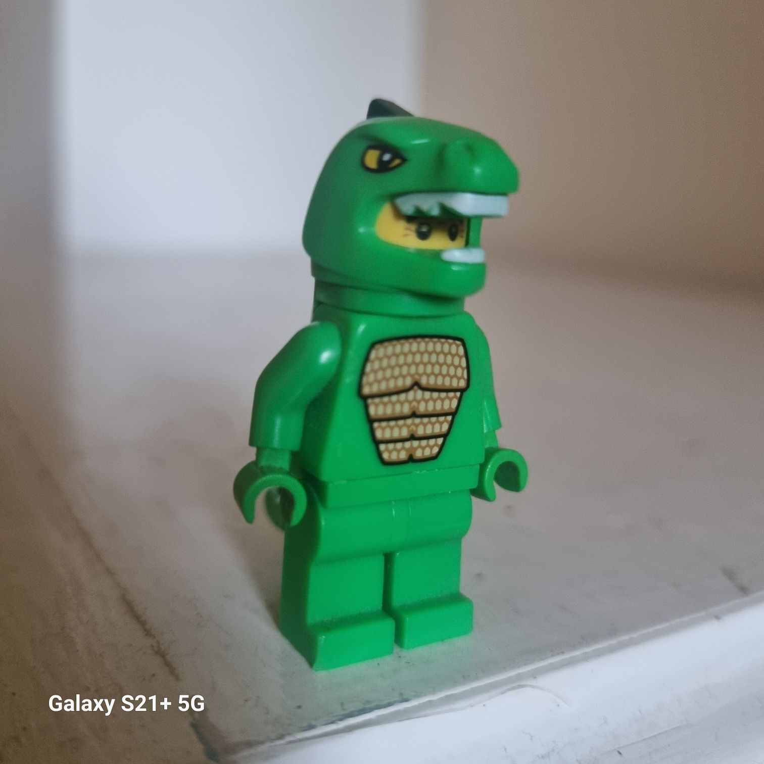 Lego minifigurka człowiek dinozaur jaszczurka