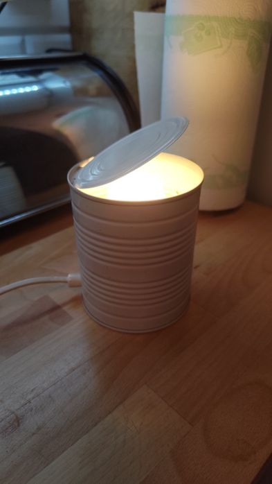 Oryginalna lampa, biała puszka