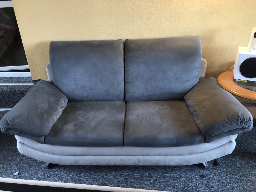 Szara dwukolorowa kanapa do salonu