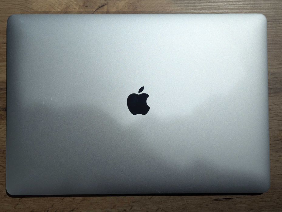 Macbook pro 15 2018 core i7 2.2ghz 16/256gb pro 555x 4gb