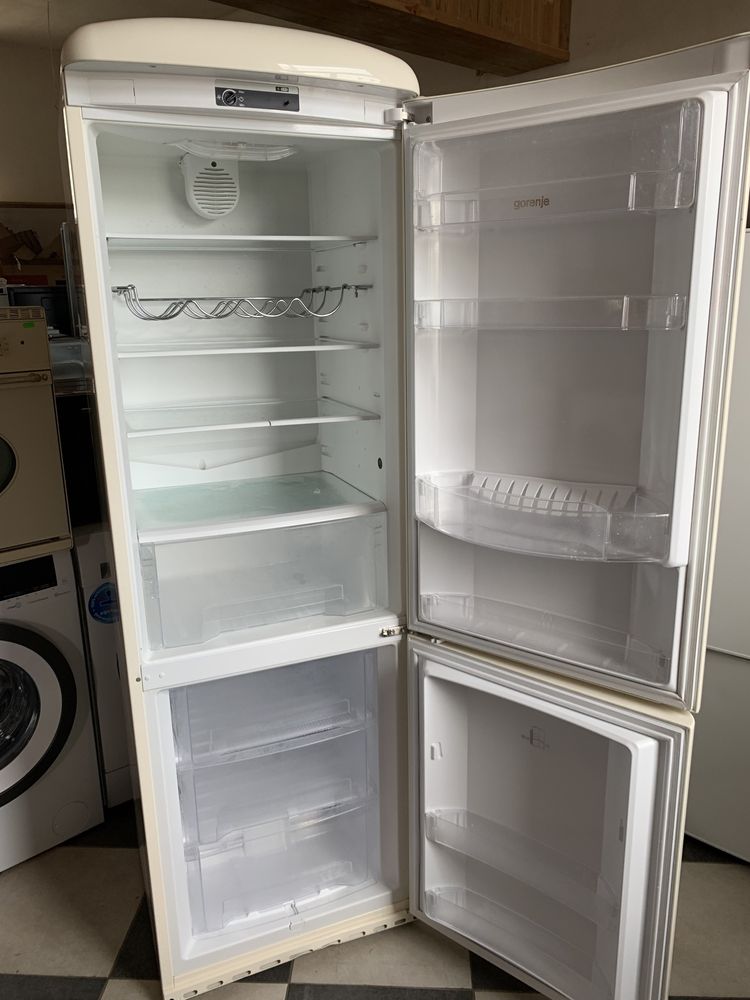Холодильник Gorenje бежевий
