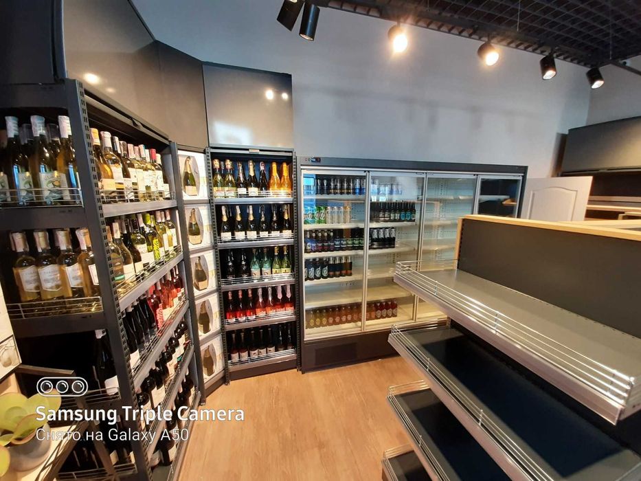 Торгове обладнання для магазину в наявності графітового кольору полиці