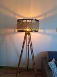 Lampa stojąca trójnóg w stylu industrialnym