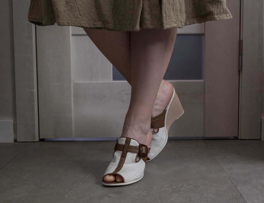 Босоніжки на танкетці. 38р. натур. Шкіра.