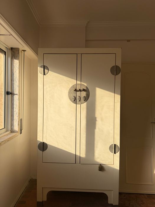 Armário Oriental em Madeira — Branco com Detalhes Metálicos