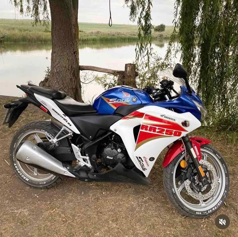 Продам мотоцикл стан 9з10 по кругу все ціле замінено цеп масло