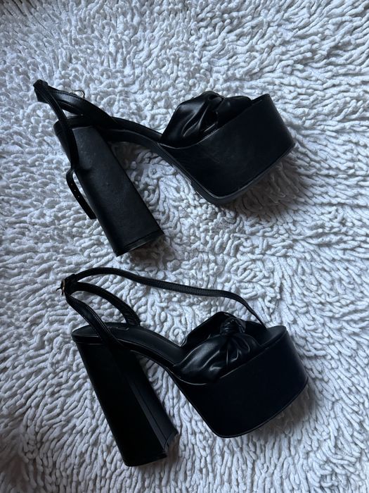 Босоножки на высоком каблуке