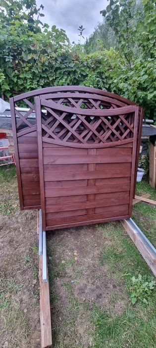 Płot lamelowy drewniany łuk i wklesły