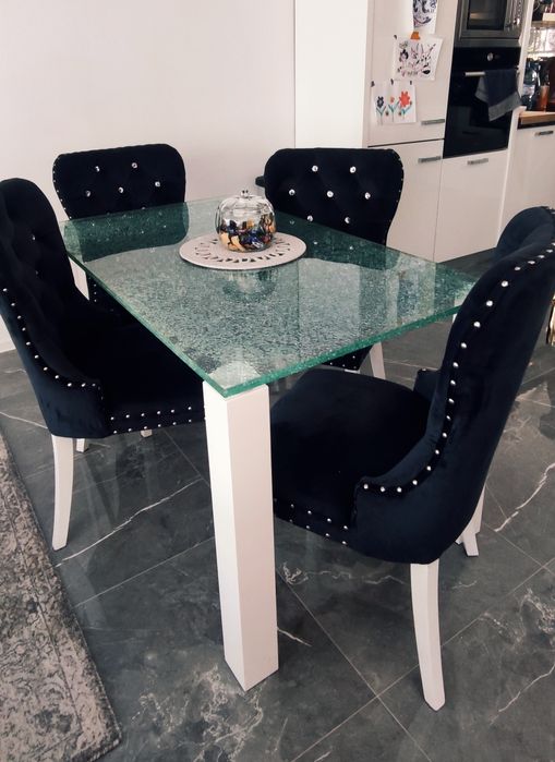 Stół z krzesłami ( komplet)