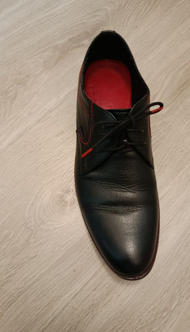 Buty wizytowe czarne z czerwonymi obszyciami