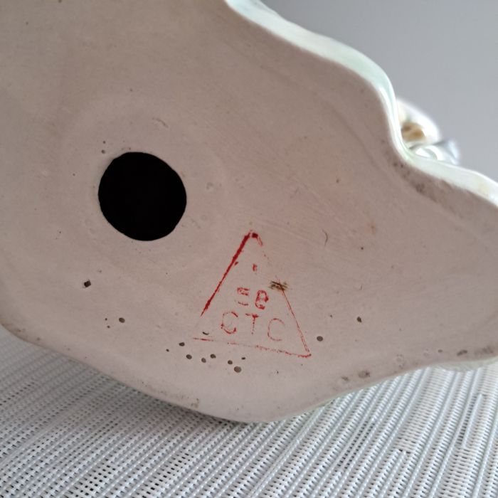 Figurka porcelanowa sygnowana