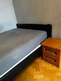 łóżko drewniane lite drewno olcha na stelażu z materacem i komodą