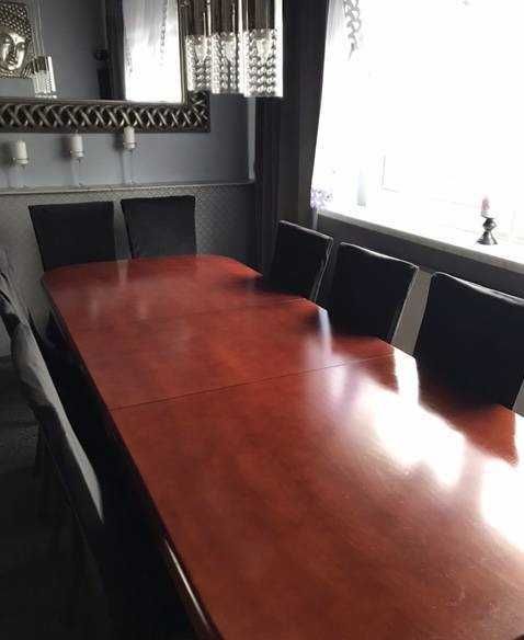 Sprzedam stół do salonu w komplecie z krzesłami i czarnymi pokrowcami