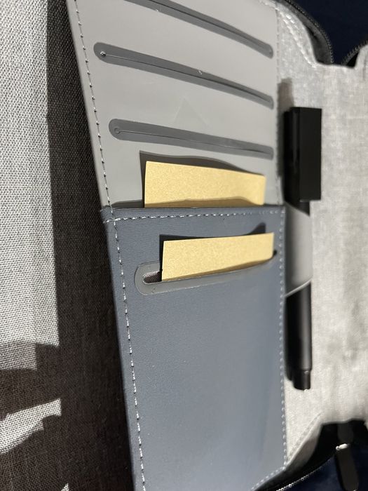 Teczka z power bankiem 5000 mAh i ładowarką indukcyjną teczka