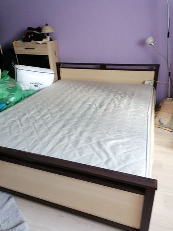 Łóżko z materacem
