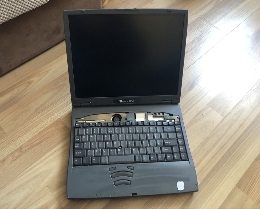 Stary laptop Toshiba Tecra 8100 pentium III
