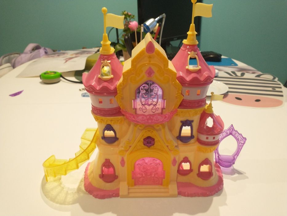 Zamek grający dla małych lalek