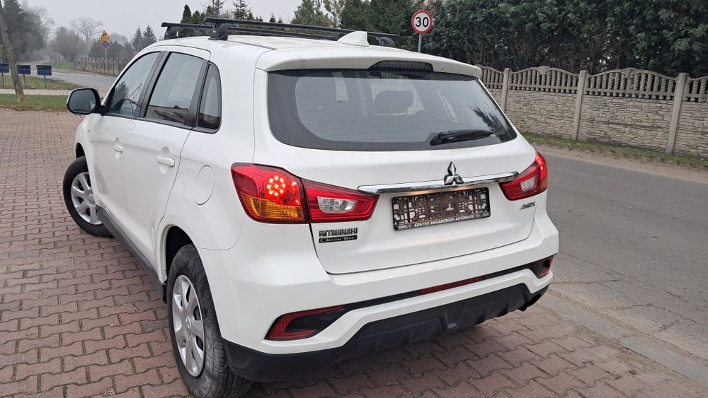 Ładny biały, niski przebieg.