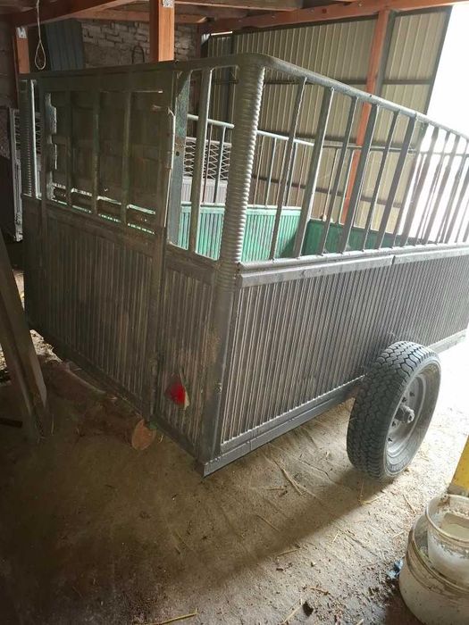 Wózek klatka zaczepiana do ciągnika