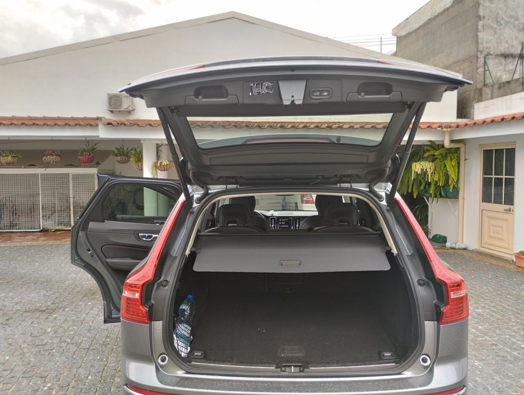 Vendo Volvo XC 60 inscription D4 diesel de julho de 2020 com 42.000km.