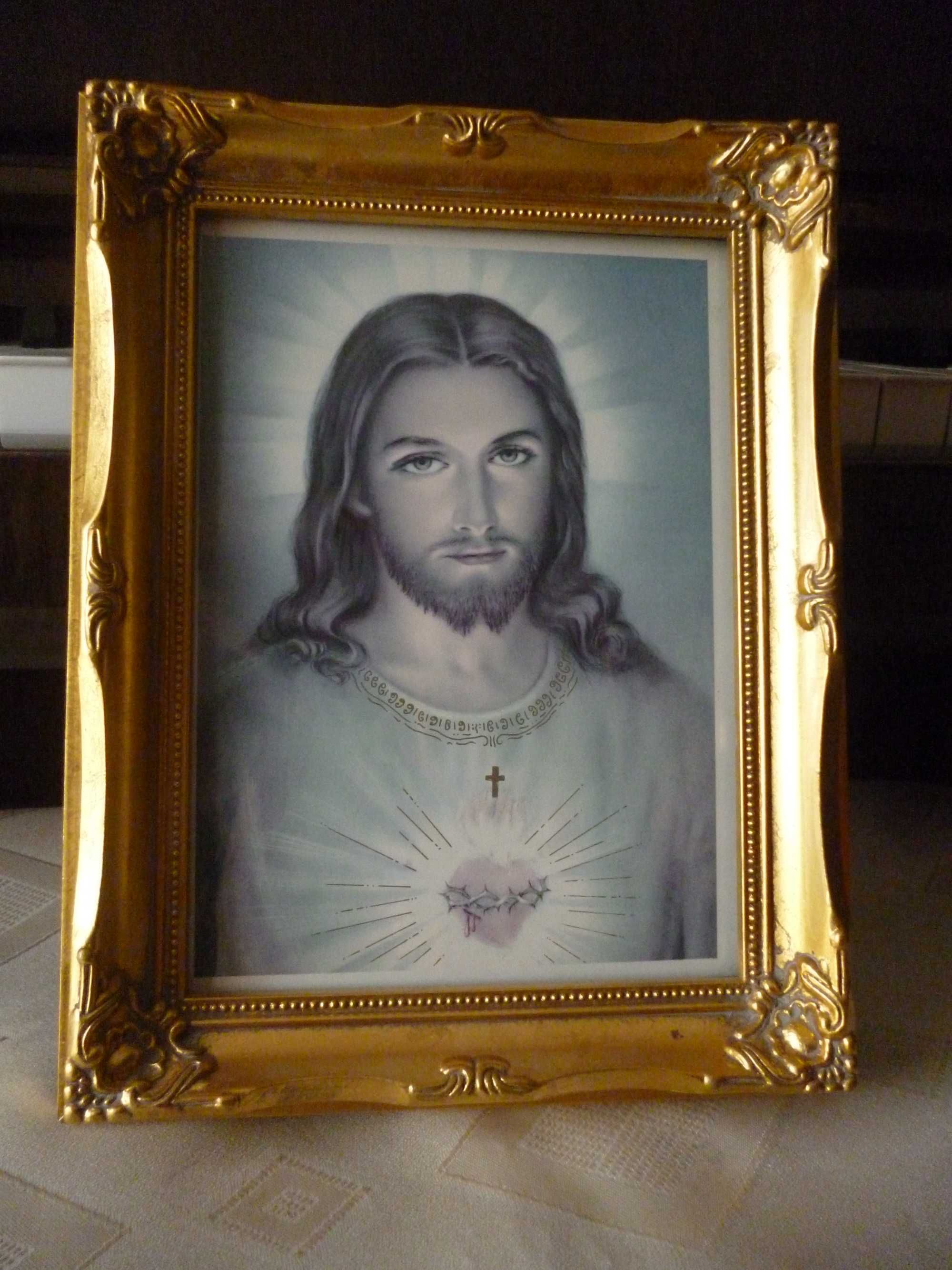 Obraz religijny z Jezusem w pieknej zdobionej ramie