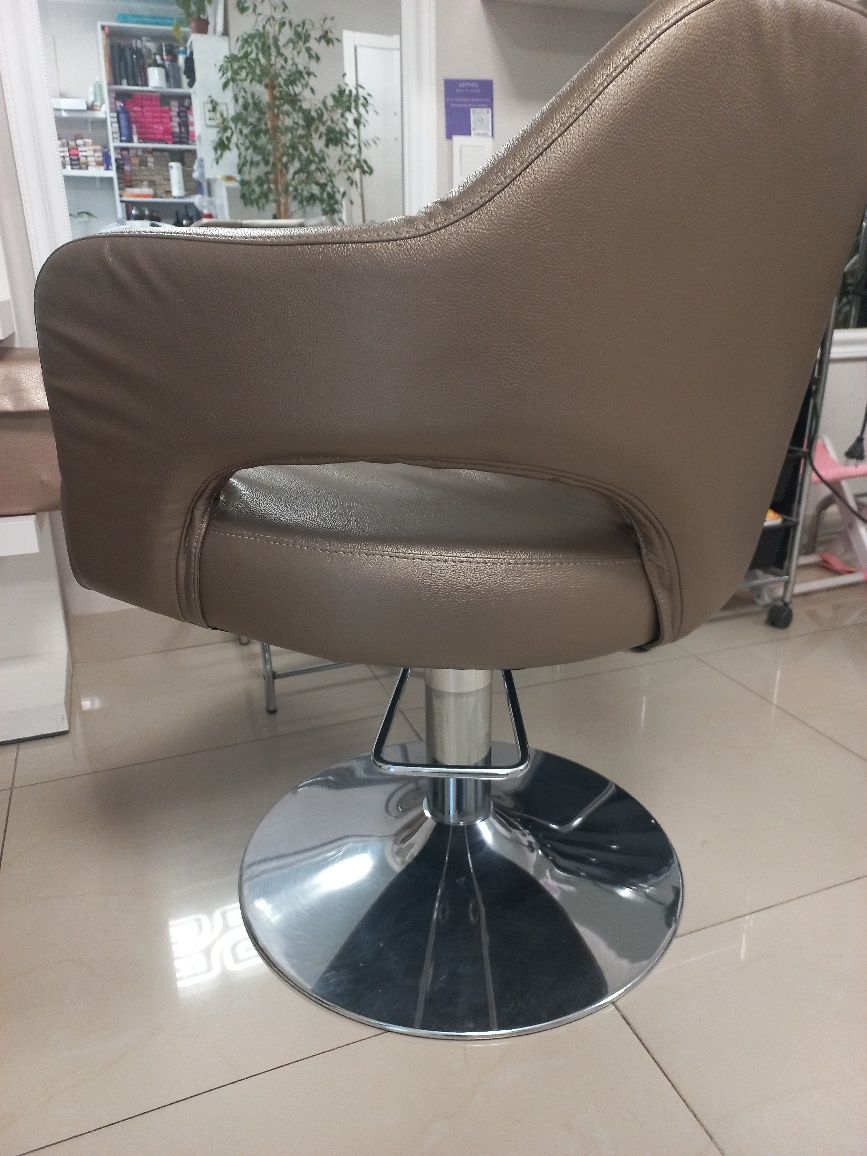 Продам парикмахерское кресло