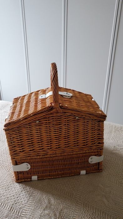 Nowy koszyk piknikowy MORE & DECO z wyposażeniem dla 4 osób