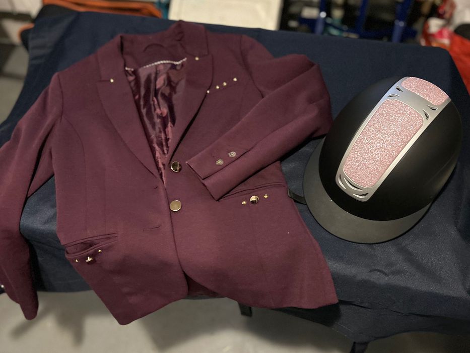 Frak jeździecki z kaskiem