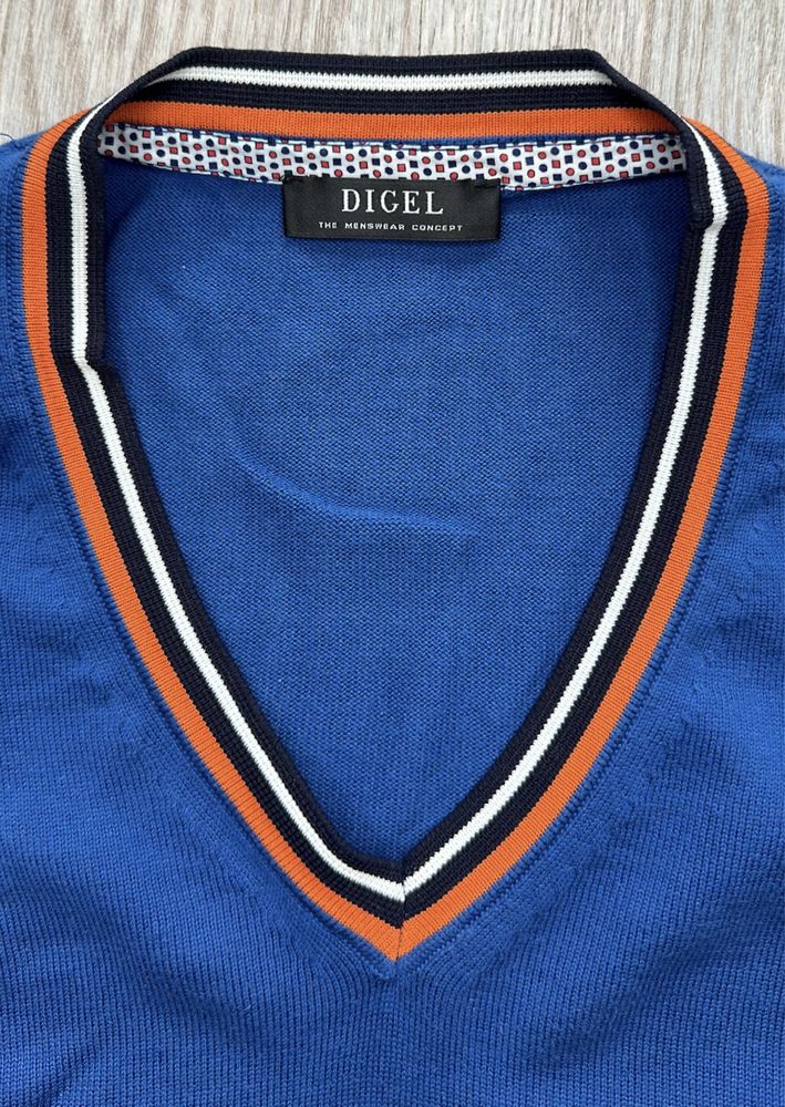 Niebieski sweter w serek Digel