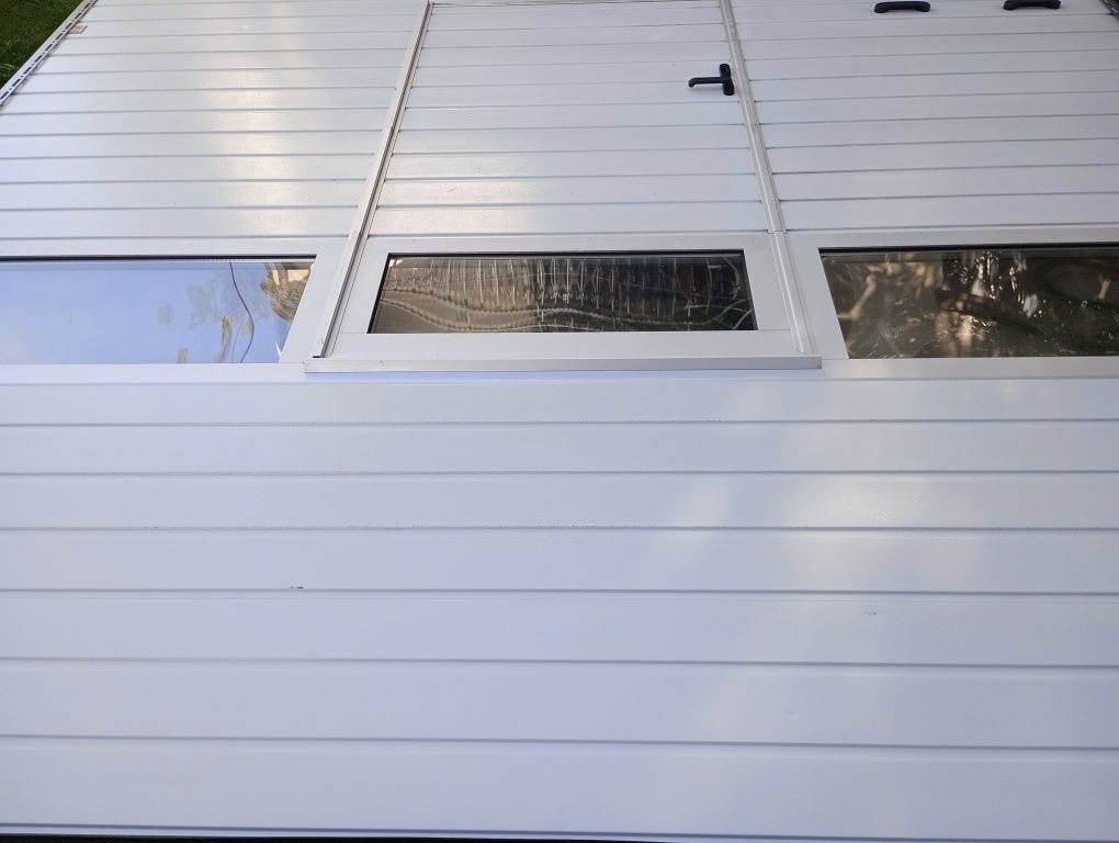 Brama z drzwiami Hormann segmentowa garażowa panelowa aluminiowa przem