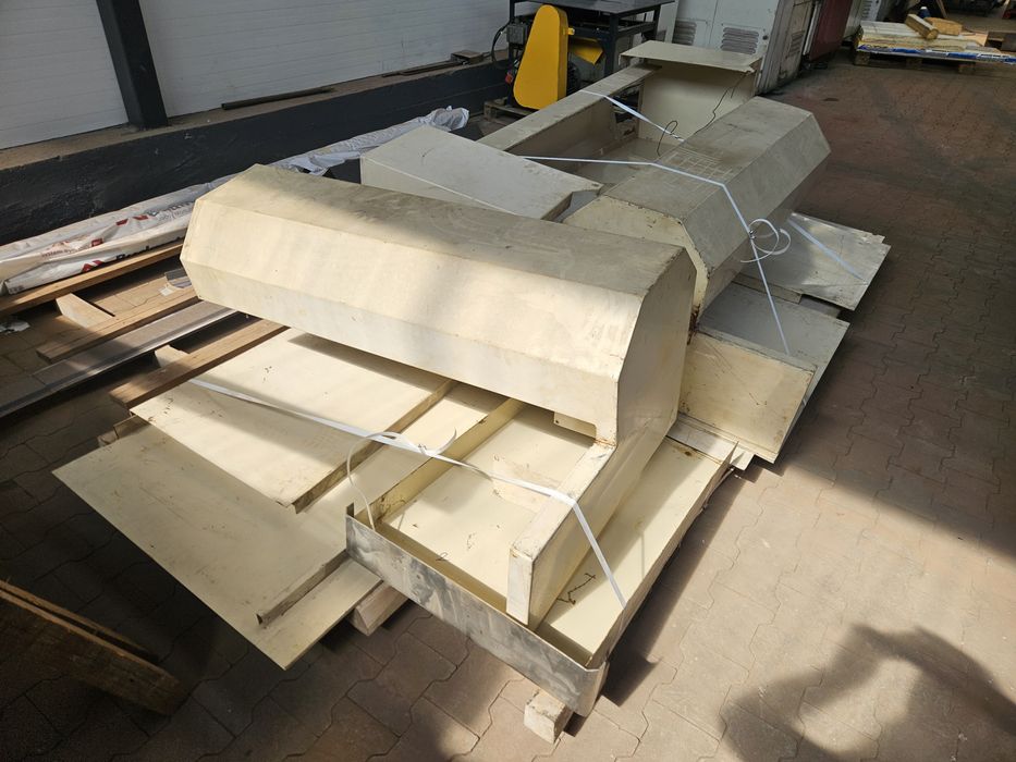 Podajnik blachy z napedem serwo