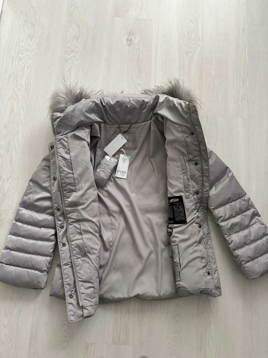 Жіноча зимова куртка GUESS (розмір М)