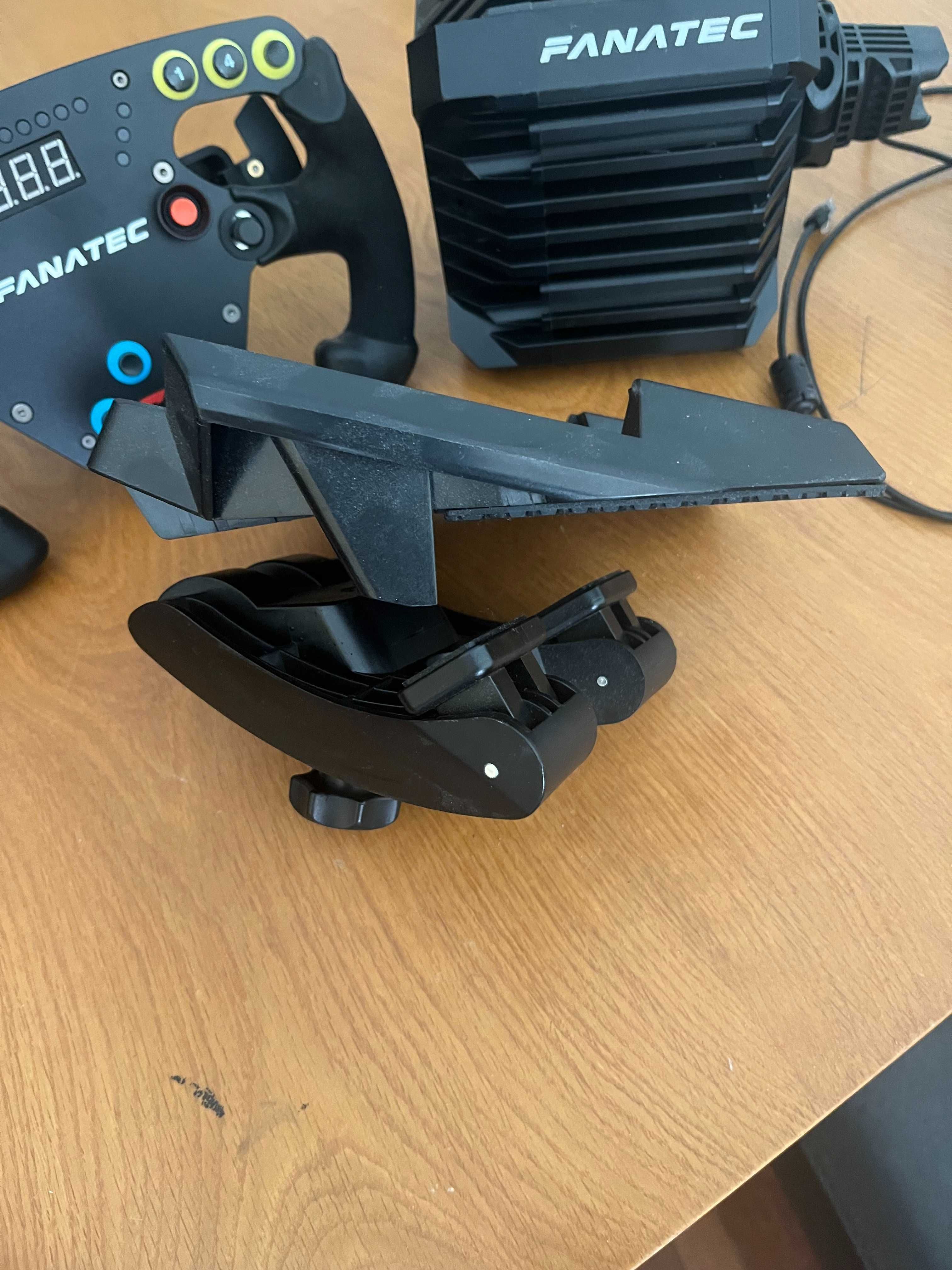 Conjunto Fanatec , volante f1 , base 5 nM e pedais como novo