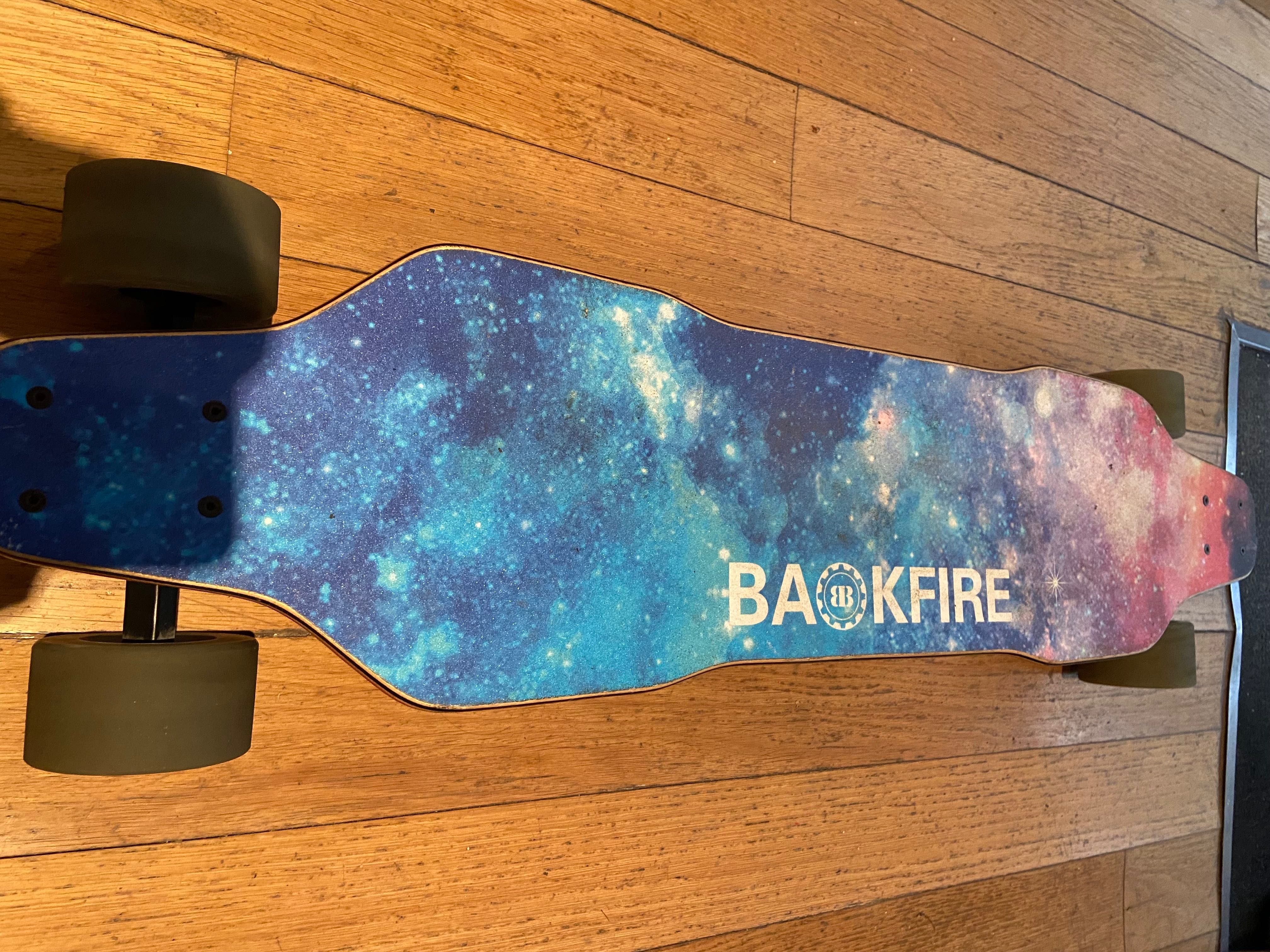 Skateboard BackFire G2 Galaxy Eletric (edição limitada)