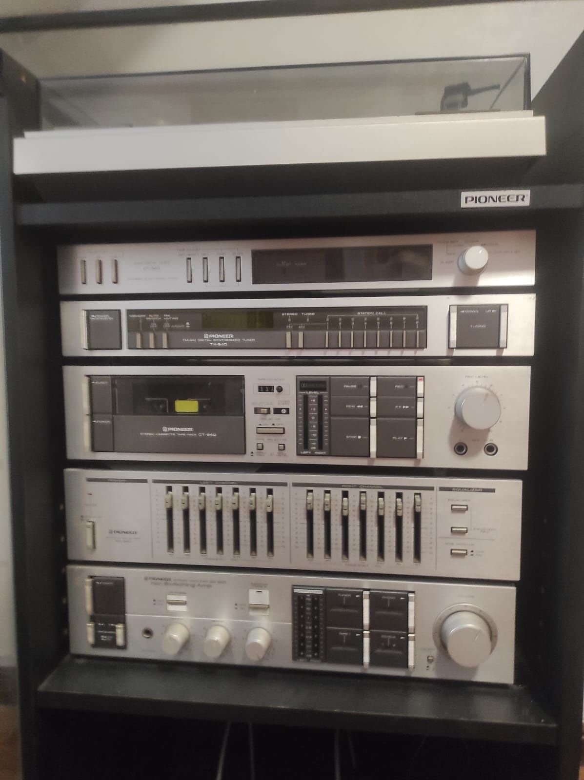 Aparelhagem Pioneer com gira discos, colunas e móvel