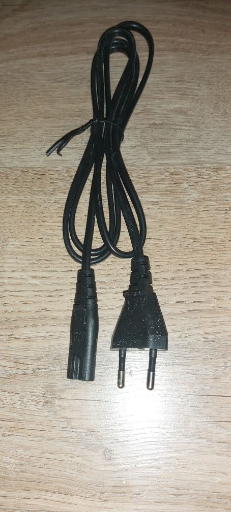 Kabel HDMI, LAN, zasilający "8" i przejściówka SCART na EURO