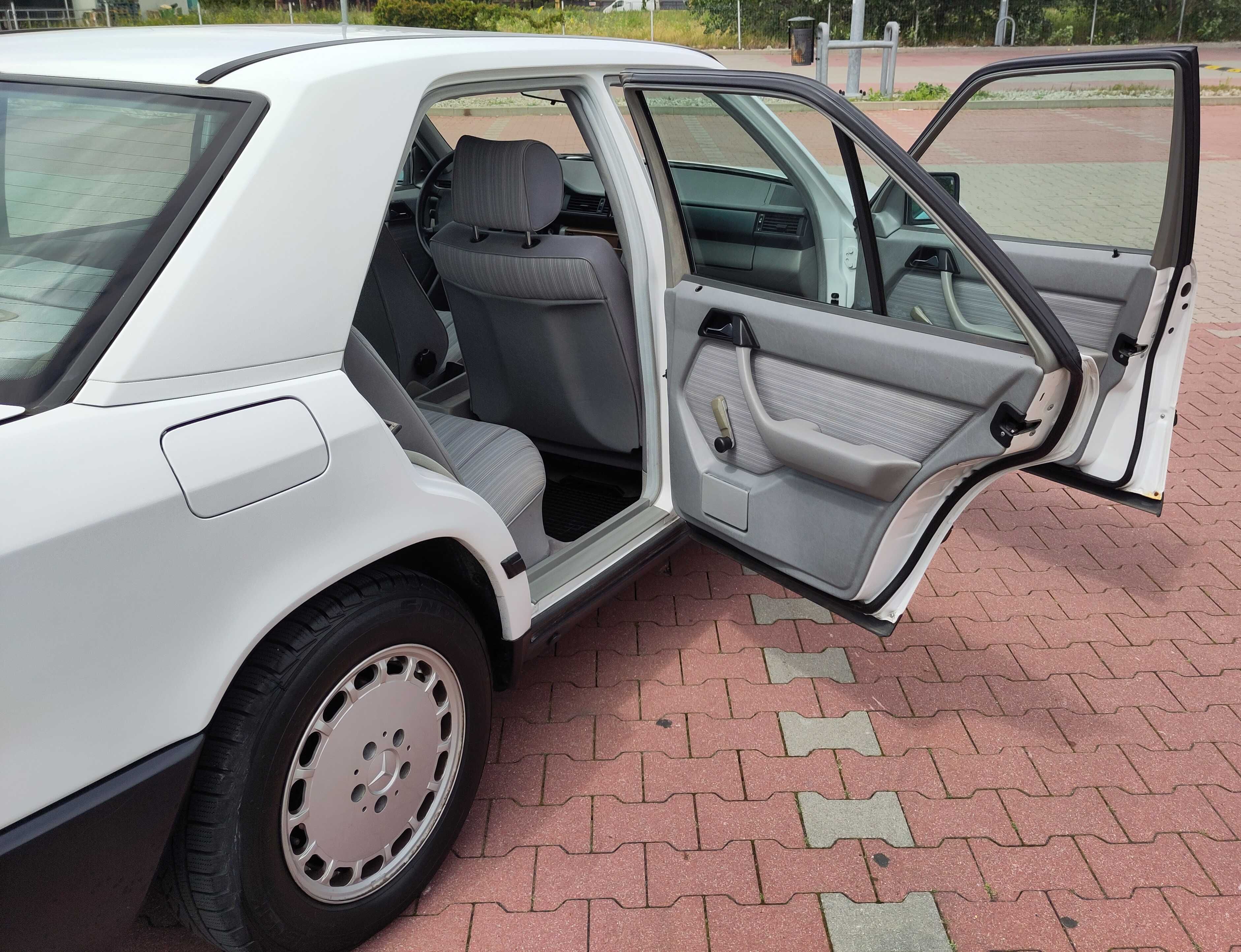 Wynajem klasycznego Mercedesa W124 (1988) na śluby i inne uroczystości