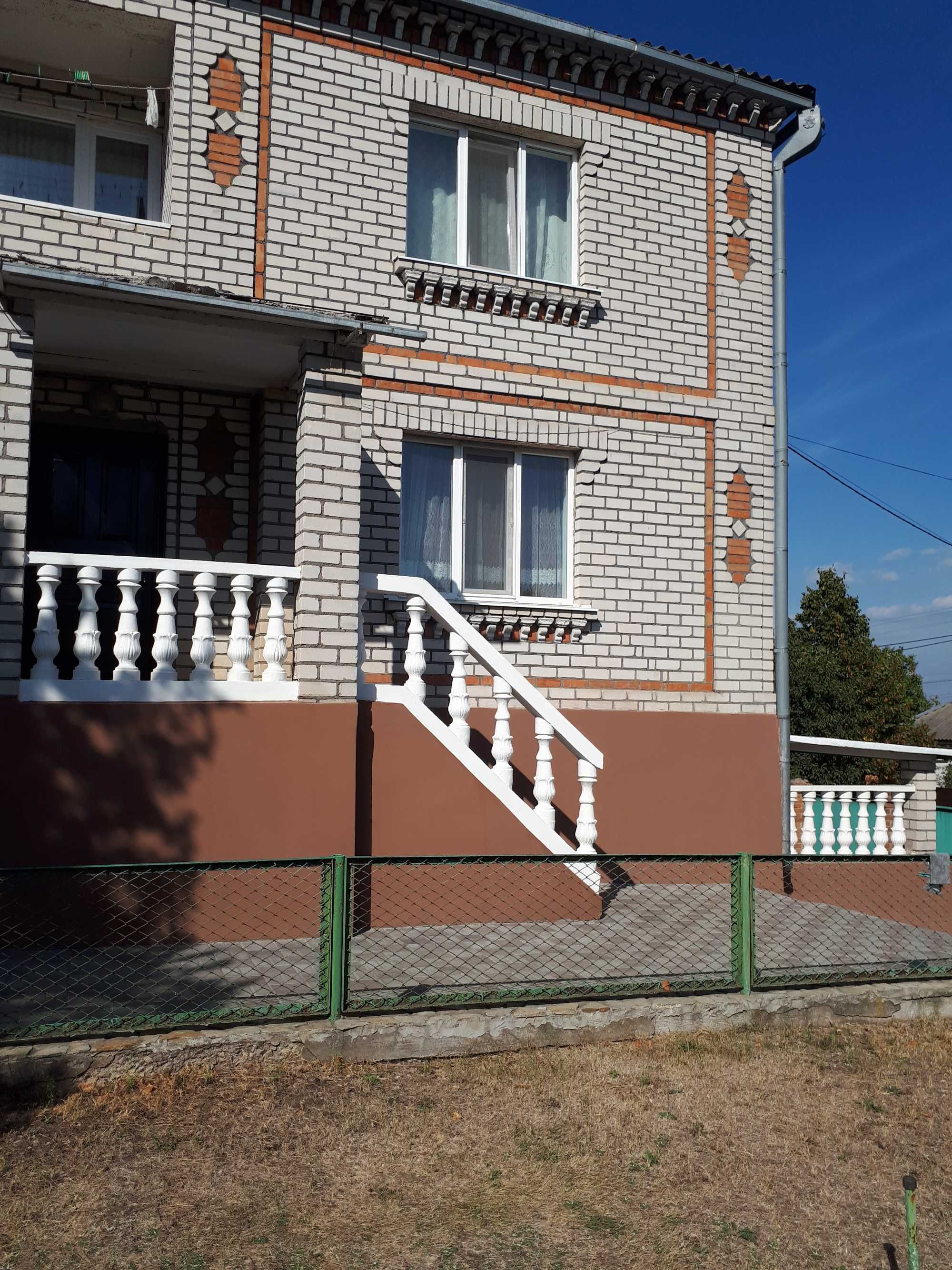 Продам 3х поверховий будинок 283м2