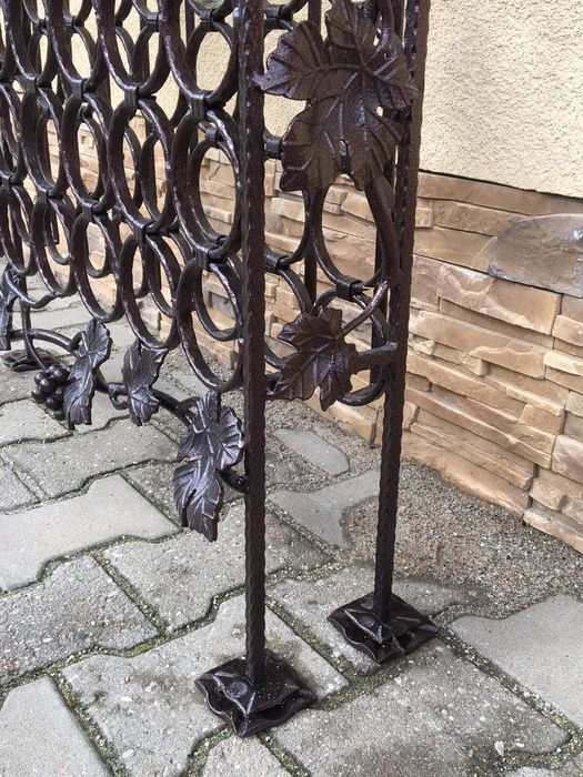 Duży stojak metalowy kuty na wino kolor miedź antyczna 95 but.wina