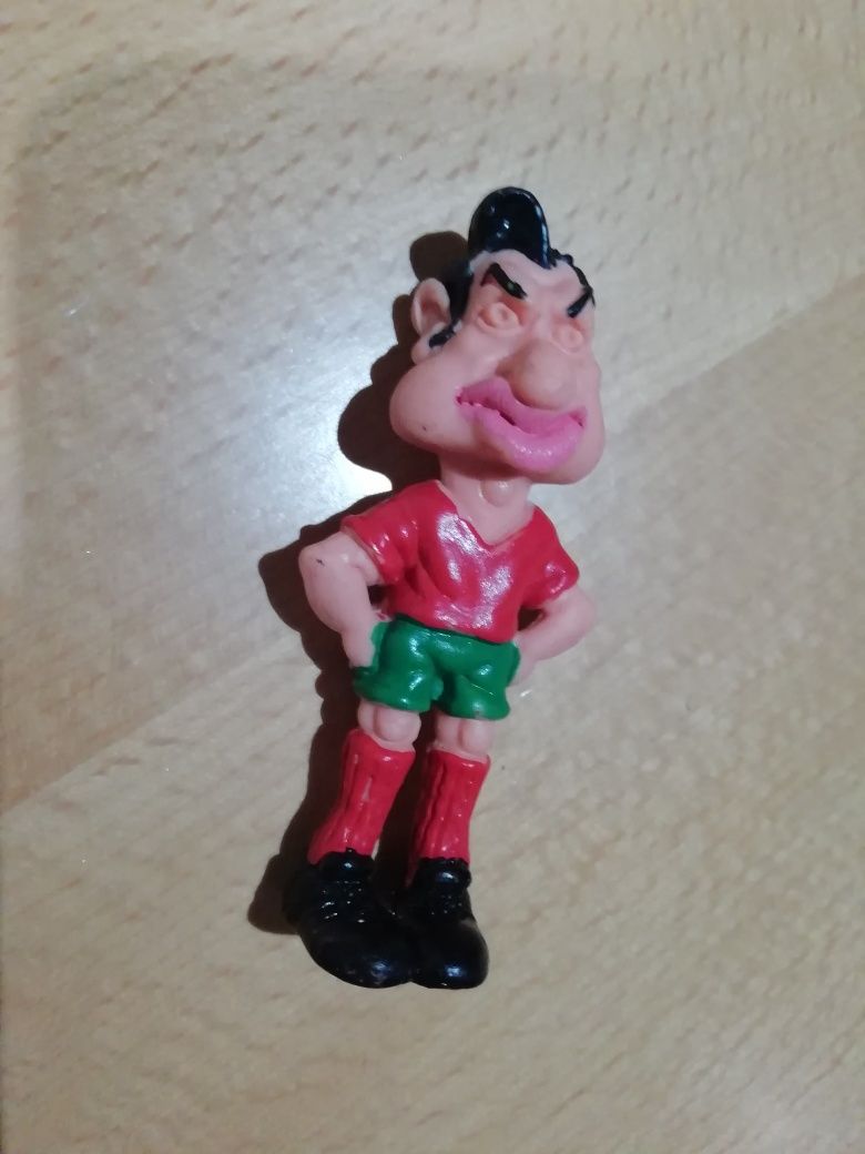 Figuras de antigos jogadores de futebol.