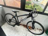 Bicicleta nova em folha