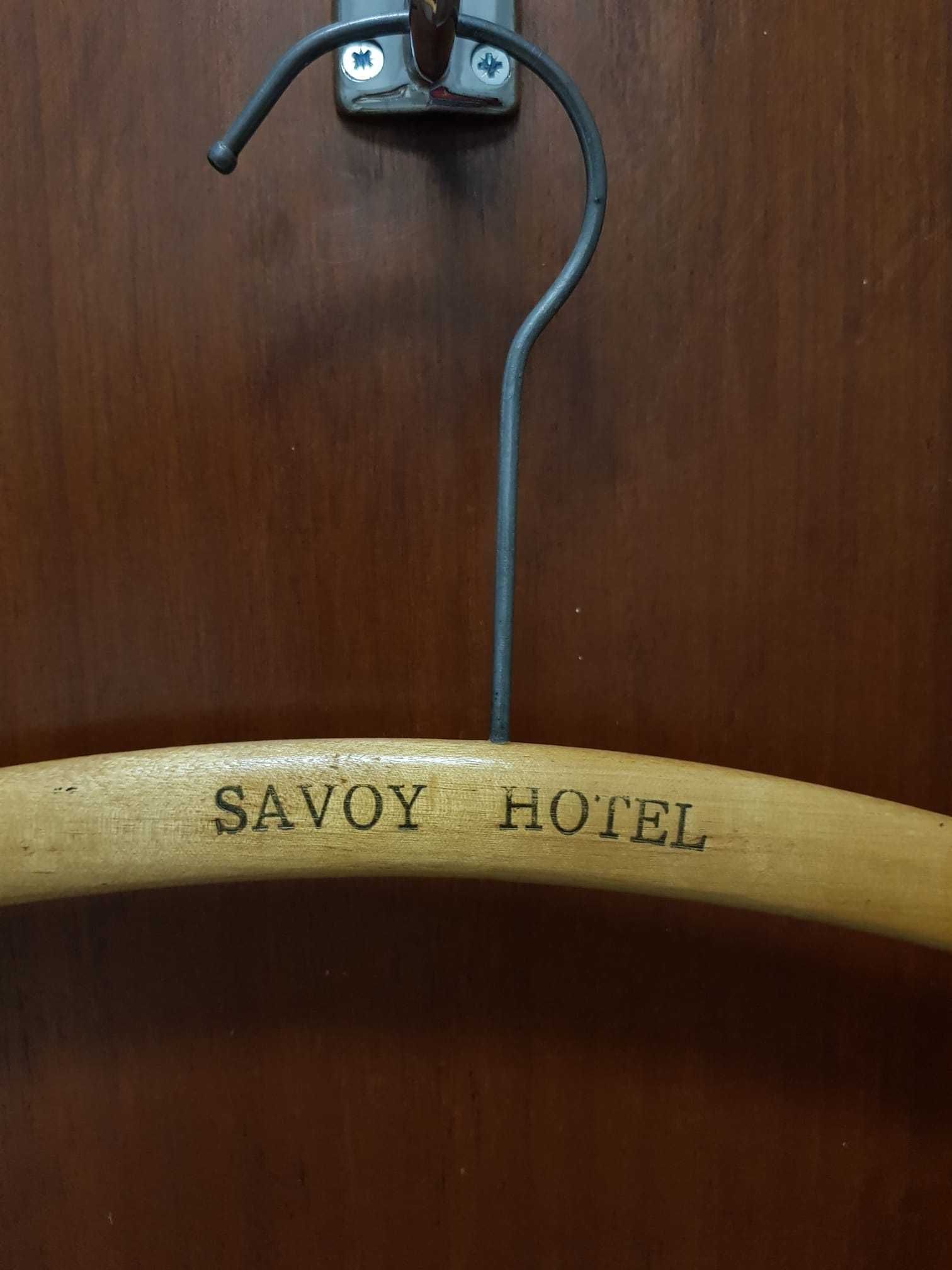 Cabide cruzeta histórico Hotel Savoy Londres