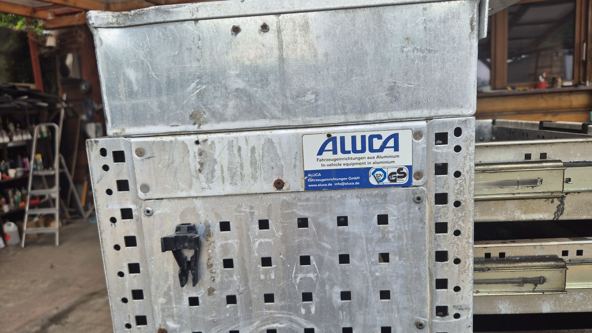 Szafka serwisową narzędziowa do busa