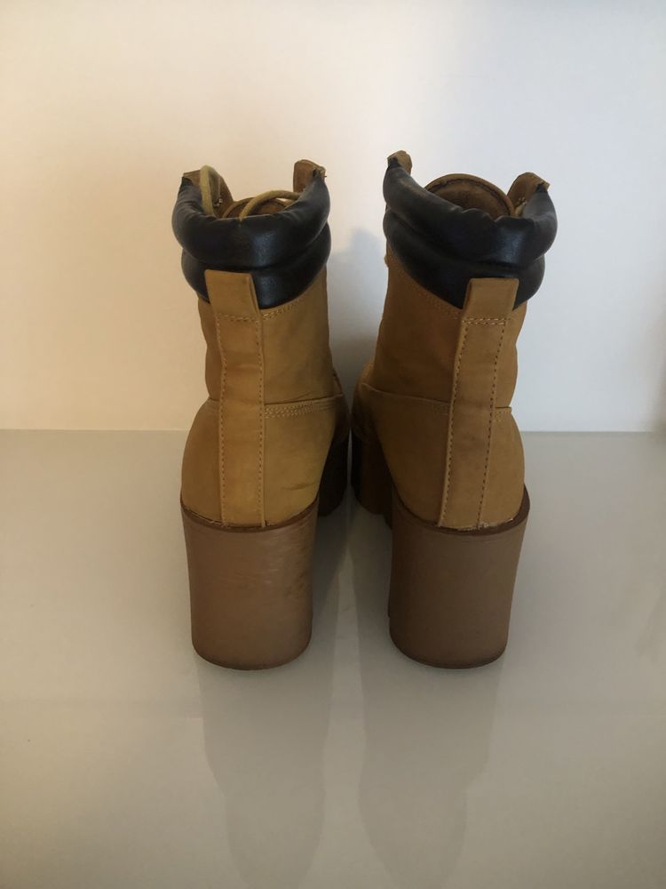Botas amarelas com salto