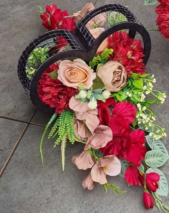 Kompozycja kwiatowa na grób cmentarz stroik serce ikebana Z463A